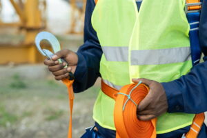 Pessoa segurando um gancho de uma corda
