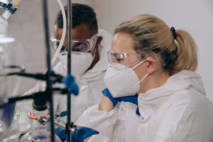 Pessoas em um laboratório com máscaras óculos de proteção