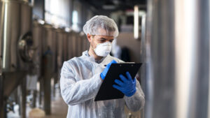 Homem com EPIs para saúde