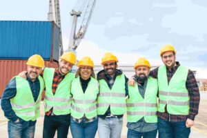 trabalhadores usando EPIs