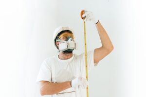 Trabalhador usando trena