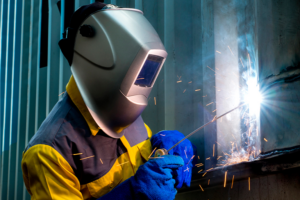 Pessoa utilizando EPIs de soldador