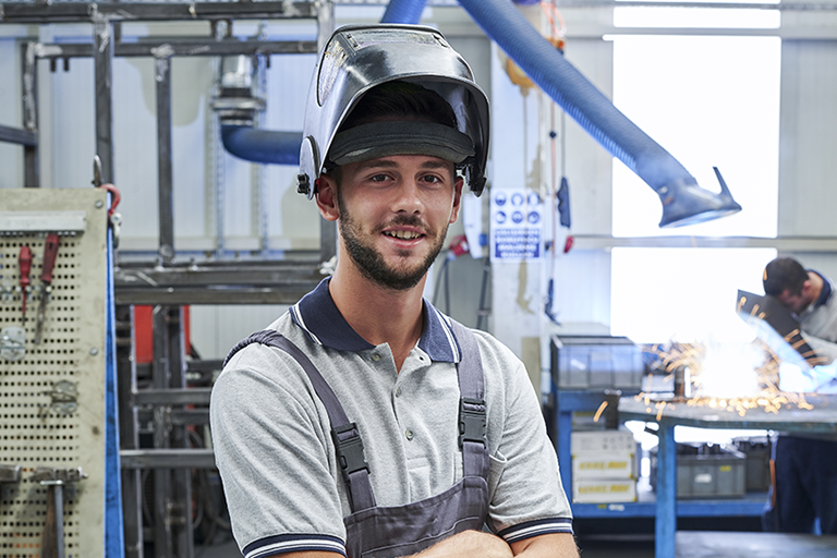 Homem utilizando m&aacute;scara para solda