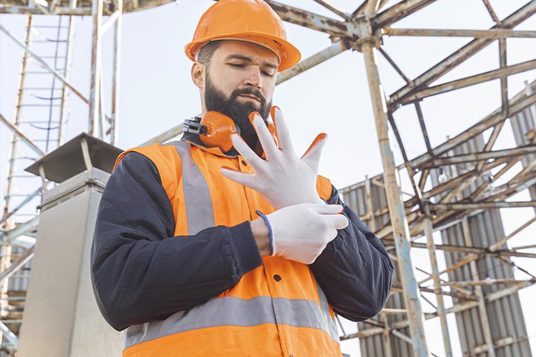 Homem colocando luvas