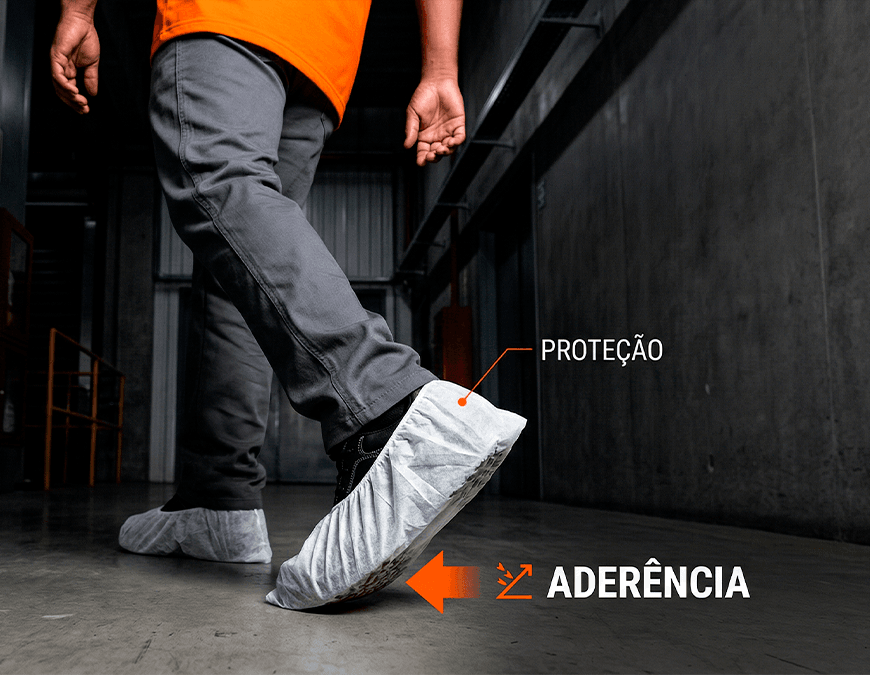 Grande plano lateral de um prop&eacute; de TNT branco com &iacute;cones amarelos a indicar o el&aacute;stico, o tecido e o solado antiderrapante.