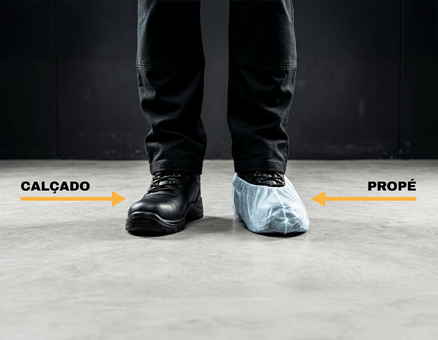 Comparativo frontal entre um p&eacute; apenas com bota de seguran&ccedil;a preta e outro p&eacute; com a bota coberta por um prop&eacute; azul claro