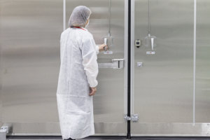 Pessoa na porta de uma câmera fria