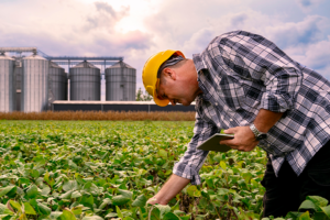 Fazendeiro utilizando EPIs