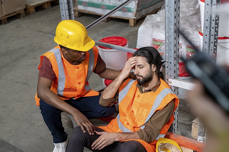 Um homem caido usando EPIs