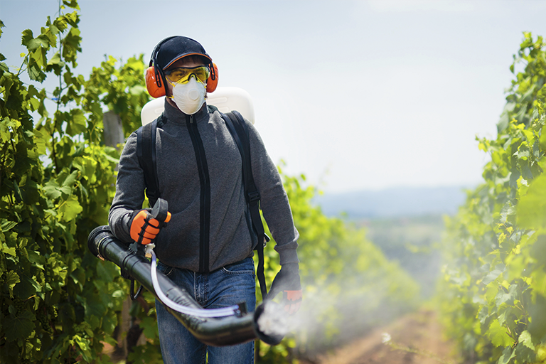 Homem utilizando EPIs agr&iacute;colas