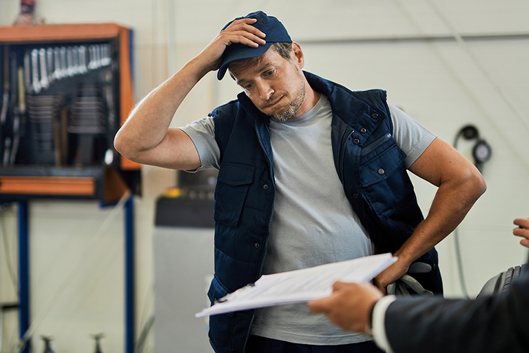 Homem com a m&atilde;o na cabe&ccedil;a com express&atilde;o de chatea&ccedil;&atilde;o