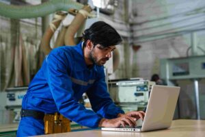 Operário utilizando o notebook