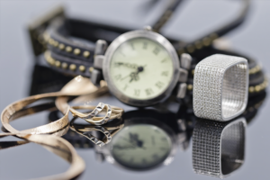 Acessórios dispostos em uma mesa