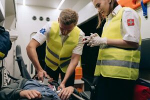 Médicos atendendo uma pessoa na ambulância