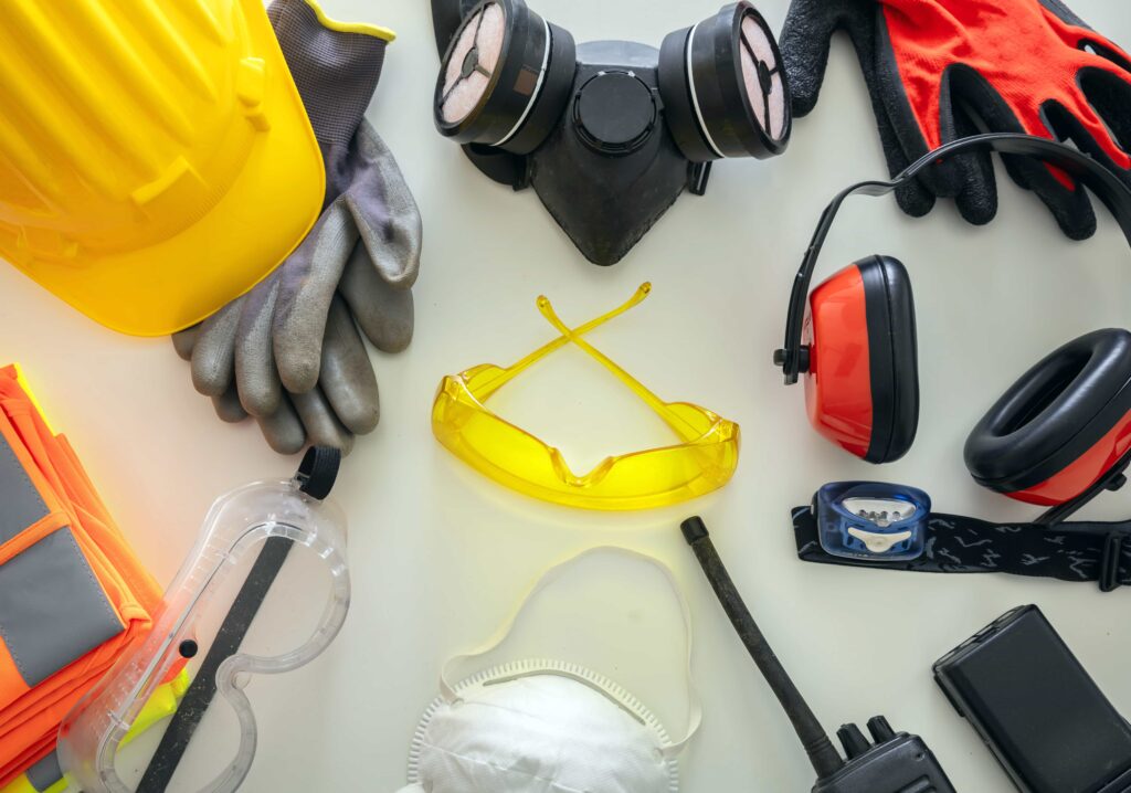 Equipamento de prote&ccedil;&atilde;o individual para seguran&ccedil;a no trabalho, vista de cima. Equipamento de prote&ccedil;&atilde;o industrial sobre fundo branco. Conceito de sa&uacute;de e seguran&ccedil;a em canteiros de obras.
