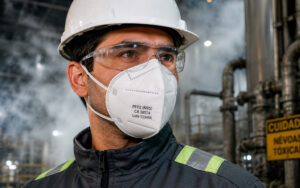 Modelo utilizando máscara respiratória.