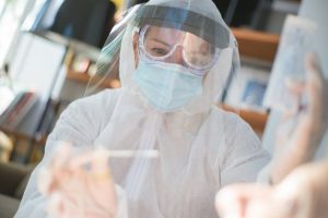 Mulher usando mascaras