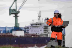 Trabalhadora em um navio