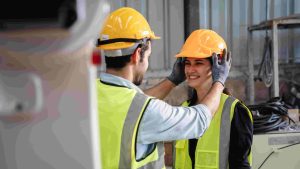 trabalhadores colocando epis