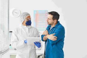 Trabalhador se consultando