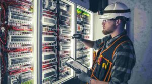 Eletricista usando capacete para trabalhar