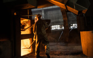 Pessoa utilizando um forno industrial.