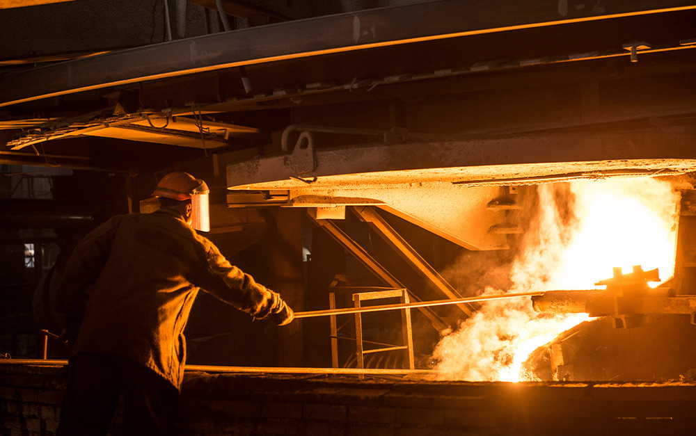 Pessoa utilizando o forno industrial.