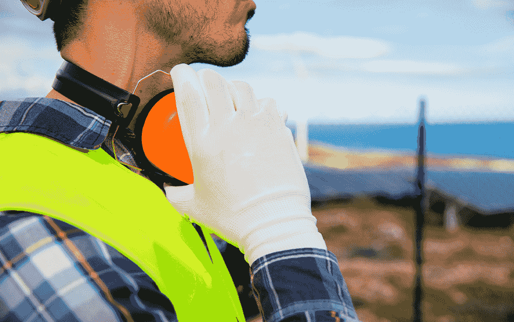 modelo usando protetores auriculares 