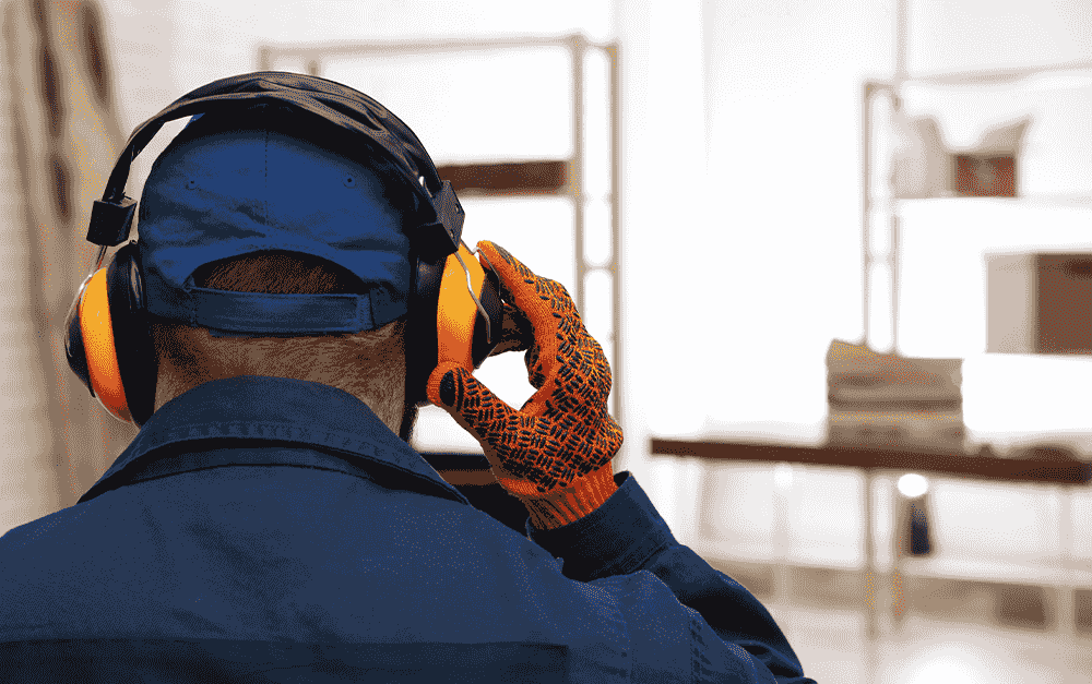 Modelo usando protetores auriculares.