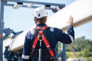Equipe de engenheiros trabalhando em parque eólico. Engenheiro de manutenção trabalhando em turbina eólica.