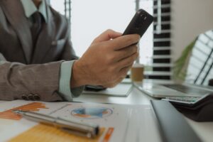 Um empresário está fazendo uma pausa em seu escritório pessoal após uma longa manhã de trabalho. Um funcionário de escritório