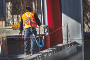 Trabalhador em canteiro de obras com sistema de segurança do trabalho