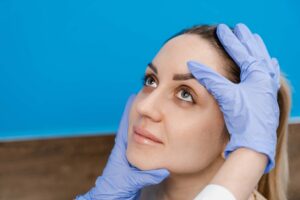 Oftalmologista avalia olhos e pupila da mulher durante consulta clínica